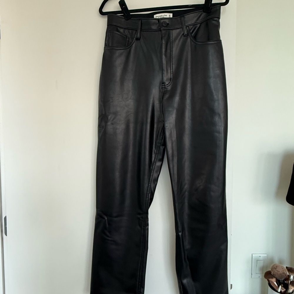 A&F Curve Love Vegan Leather 90s Straight Pants, Size 10 Short